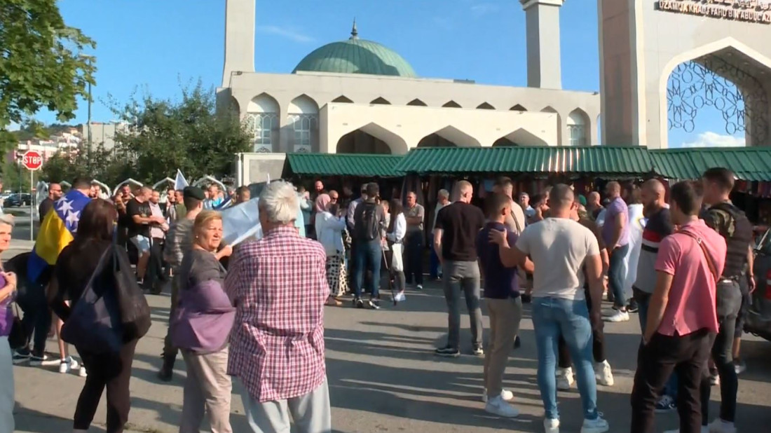 Na Kontraskupu Ispred Fahdove D Amije U Sarajevu Okupilo Se Stotinjak