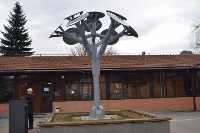 Javno „Solarno drvo“ za punjenje mobitela i laptopa postavljeno u krugu Kampusa UNSA
