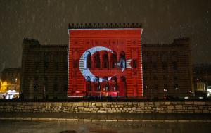 Grad Sarajevo odlučio je odati počast žrtvama terorističkih napada koji su se dogodili u subotu u Istanbulu i u utorak u Bruxellesu. Stoga je večeras sarajevska Vijećnica obasjana bojama turske i belgijske zastave, koje će se do ponoći svakih deset sekundi smjenjivati na njenoj fasadi ( Mustafa Öztürk - Anadolu Agency )