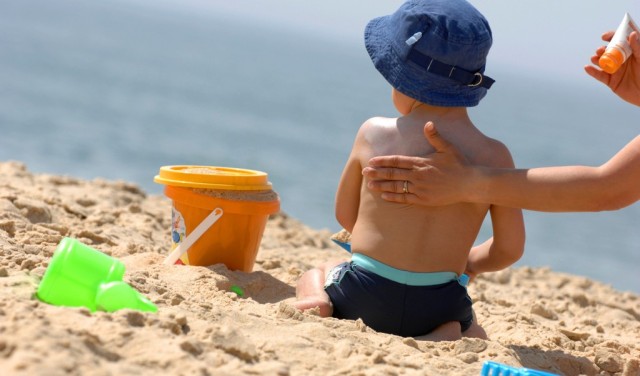 Dječija koža posebno osjetljiva: Štitimo li djecu od sunca i insekata na pravi način?