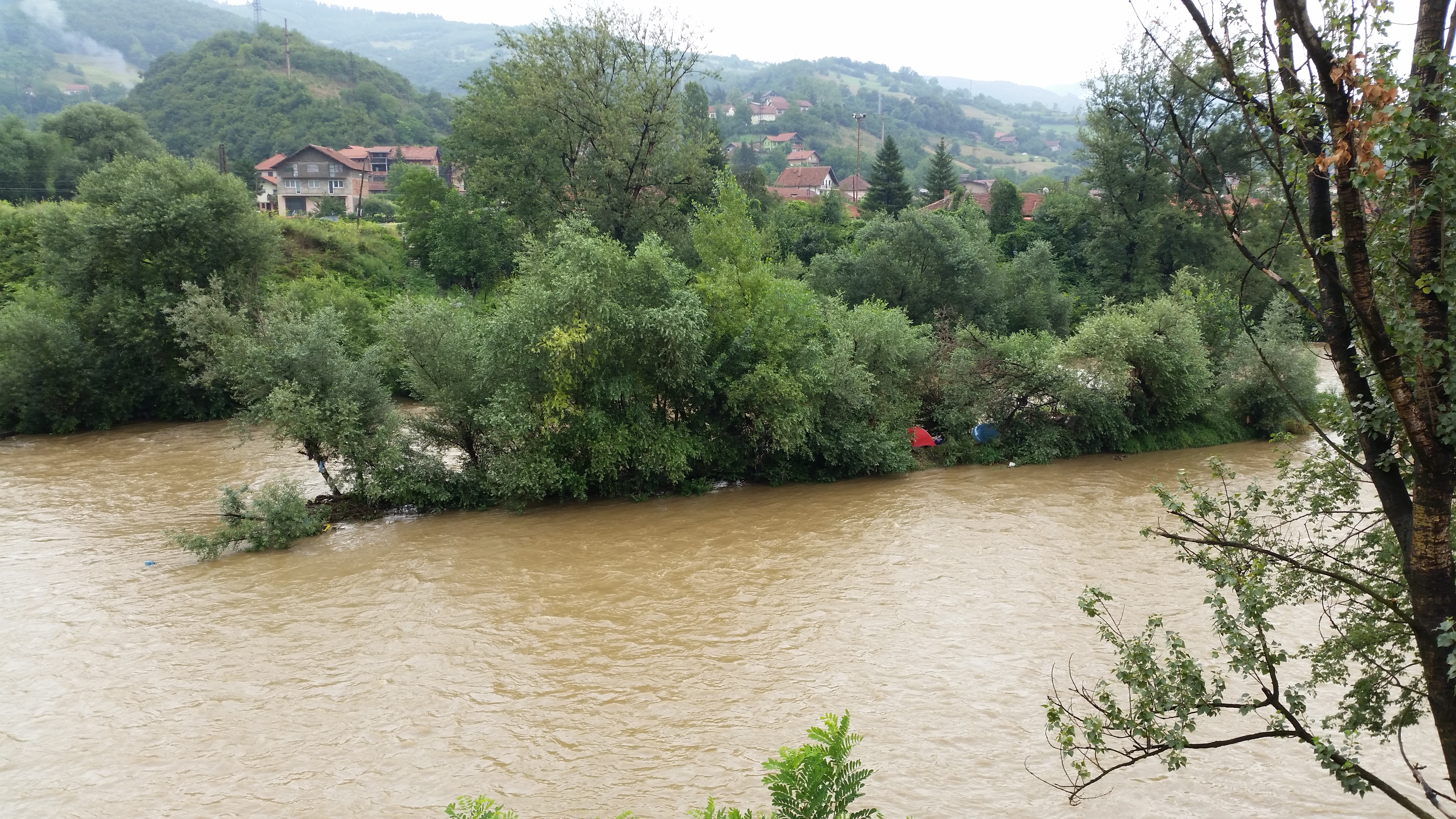 Iz GSS Sarajevo obavijestili kolege u Visokom da pregrade rijeku jer postoji mogućnost da tijela mladića iz Sarajeva doplutaju Bosnom
