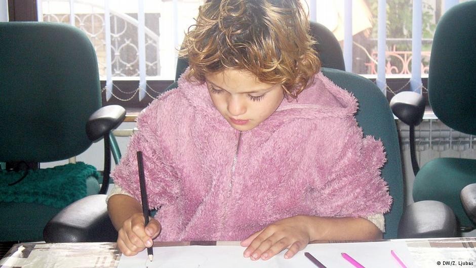 Elvedina Husejinović, sedmogodišnja djevojčica iz Visokog, ne ide u školu, ali voli pisati.
