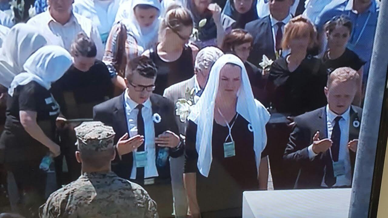 Delegacije Zeničko-dobojskog kantona prisustvovale komemoraciji u Srebrenici i odale počast  na Kamenom spavaču