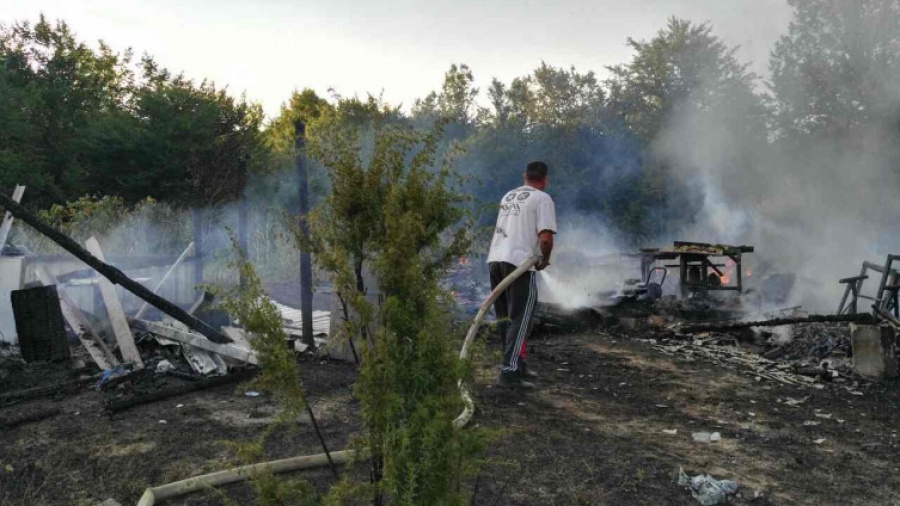 Požar kod Zavidovića: Vatra u potpunosti progutala stolarsku radionicu i pomoćne objekte