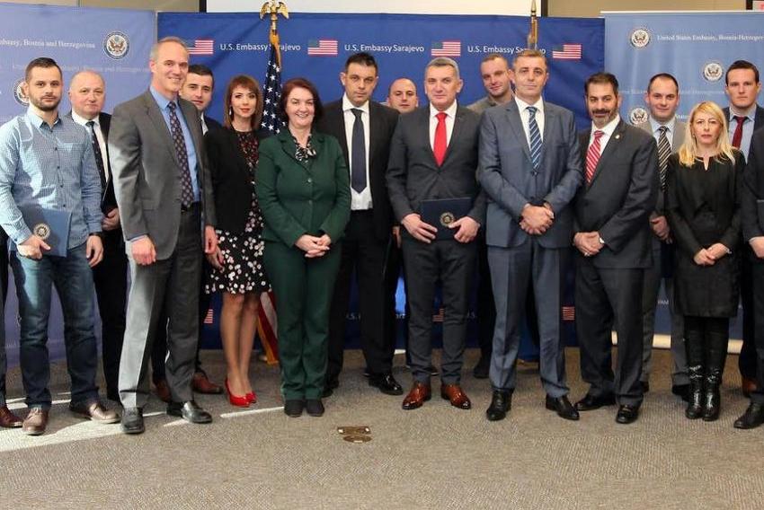 Visočanin Anes Hajlovac među službenicima koje je nagradila Ambasada SAD-a za hapšenje Mirsada Kandića
