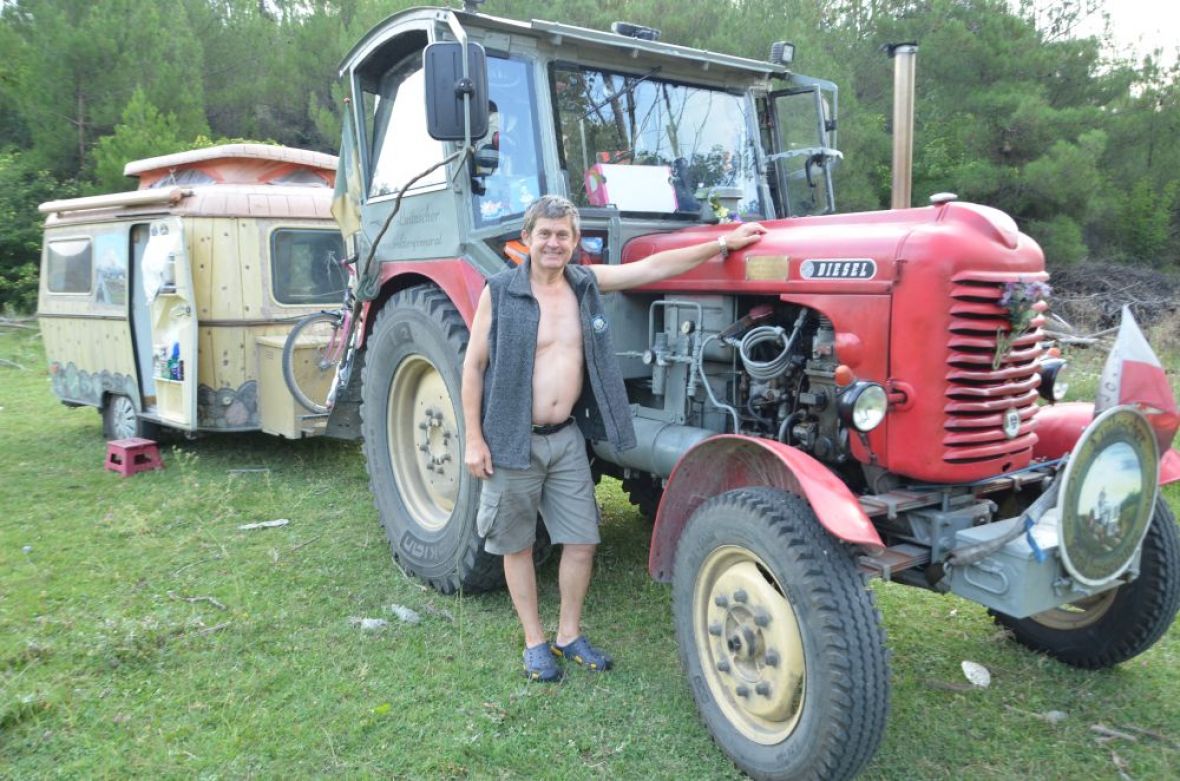 Avanturista dana: Austrijski farmer na traktoru obilazi Evropu