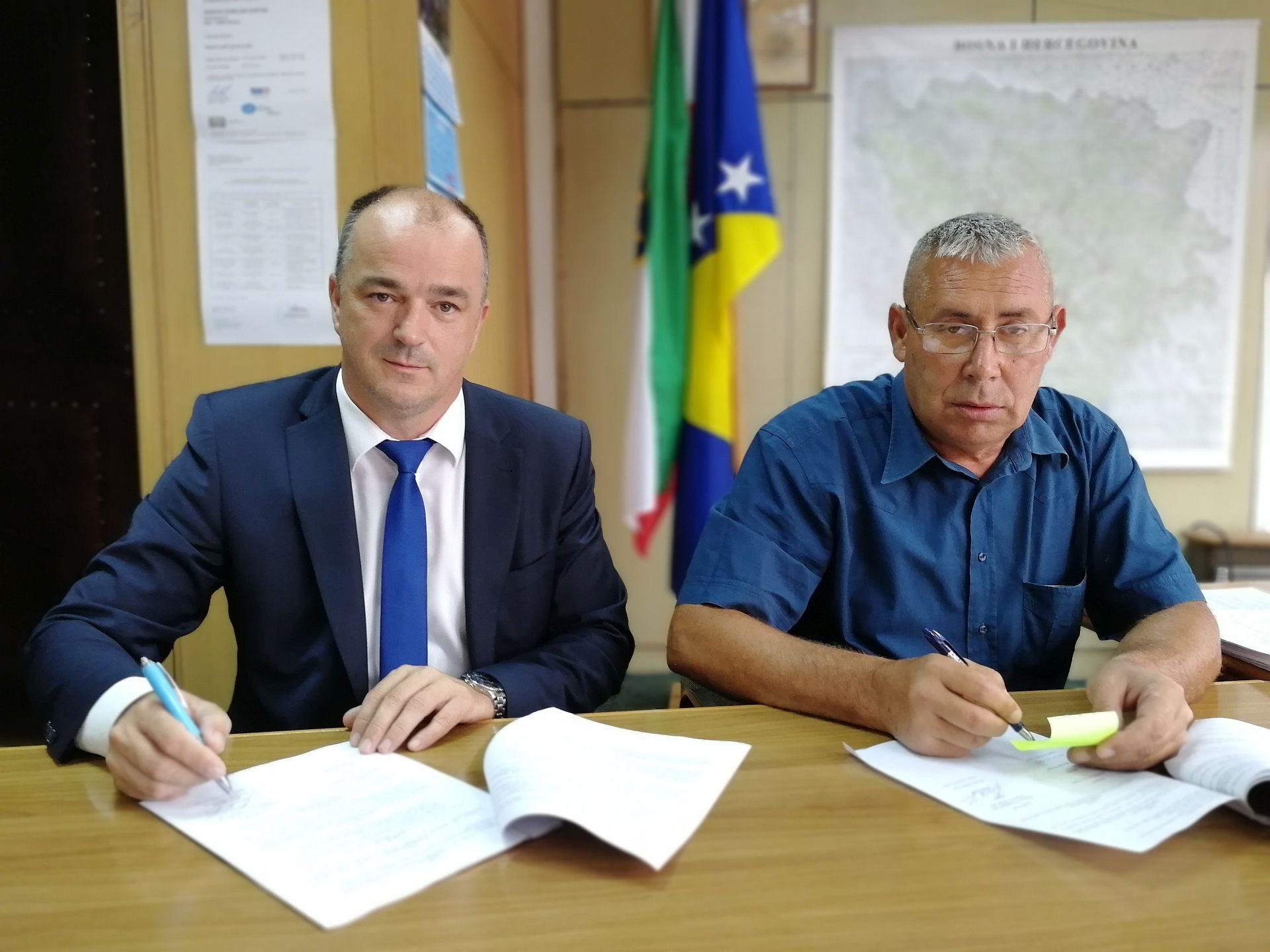 Ministar Himzo Smajić potpisao ugovore o izvođenju radova na tri projekta vodne infrastrukture u općini Žepče