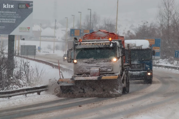 Zeničke zimske službe u borbi sa snijegom, ceste prohodne, a saobraćaj usporen