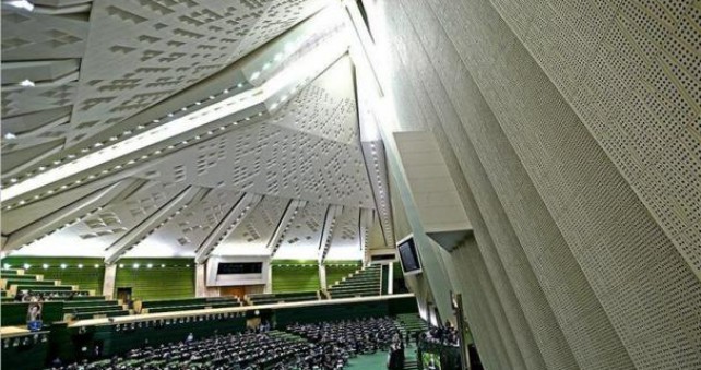 Sjednica iranskog parlamenta počela povicima ‘smrt Americi’
