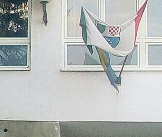 Poznavanje društva na visočki način: Na školi istaknuli zastavu koja je neustavna već 12 godina