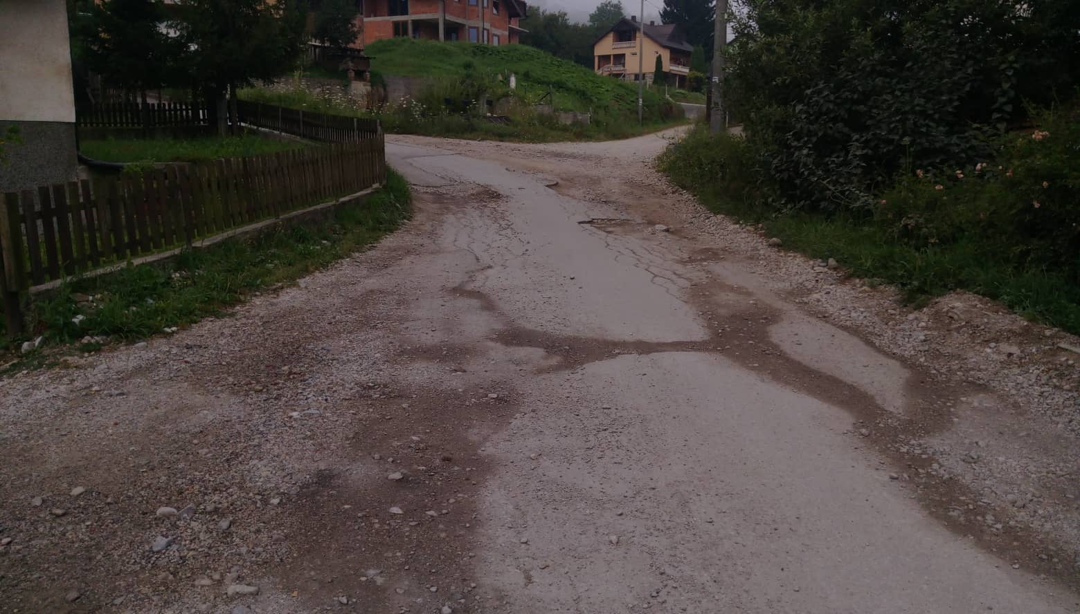 (FOTO) Katastrofa u naselju Dubrave: Cesta sa rekordnim brojem rupa na području Visokog