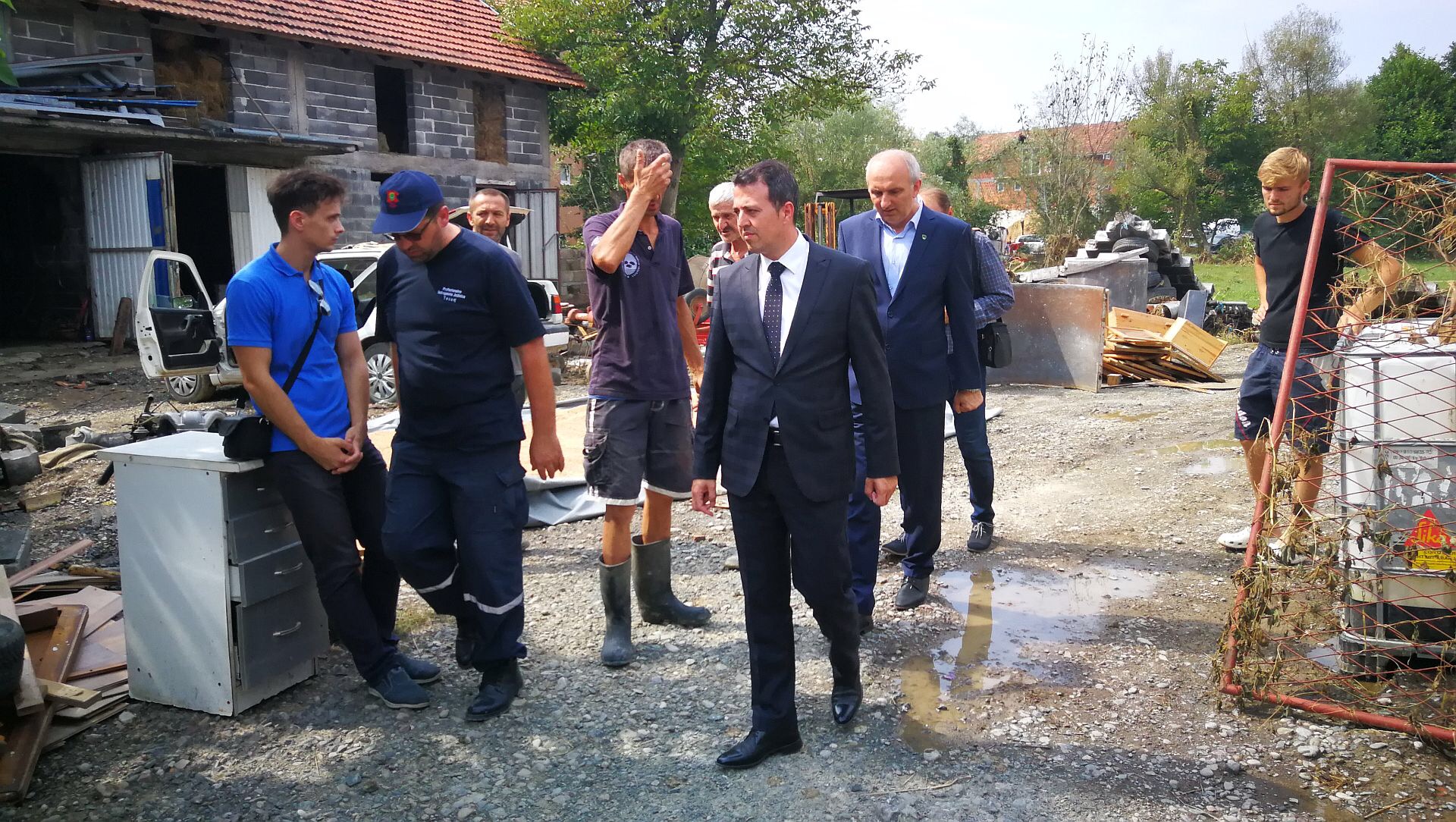 Premijer Ganić obišao poplavljena naselja u općini Tešanj