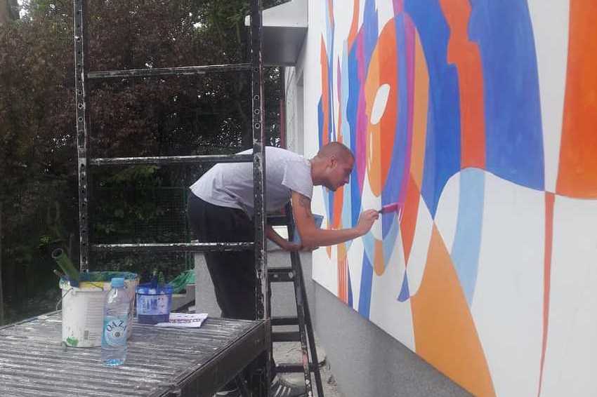 Festival ulične umjetnosti počeo oslikavanjem murala u dvorištu OŠ Musa Ćazim Ćatić