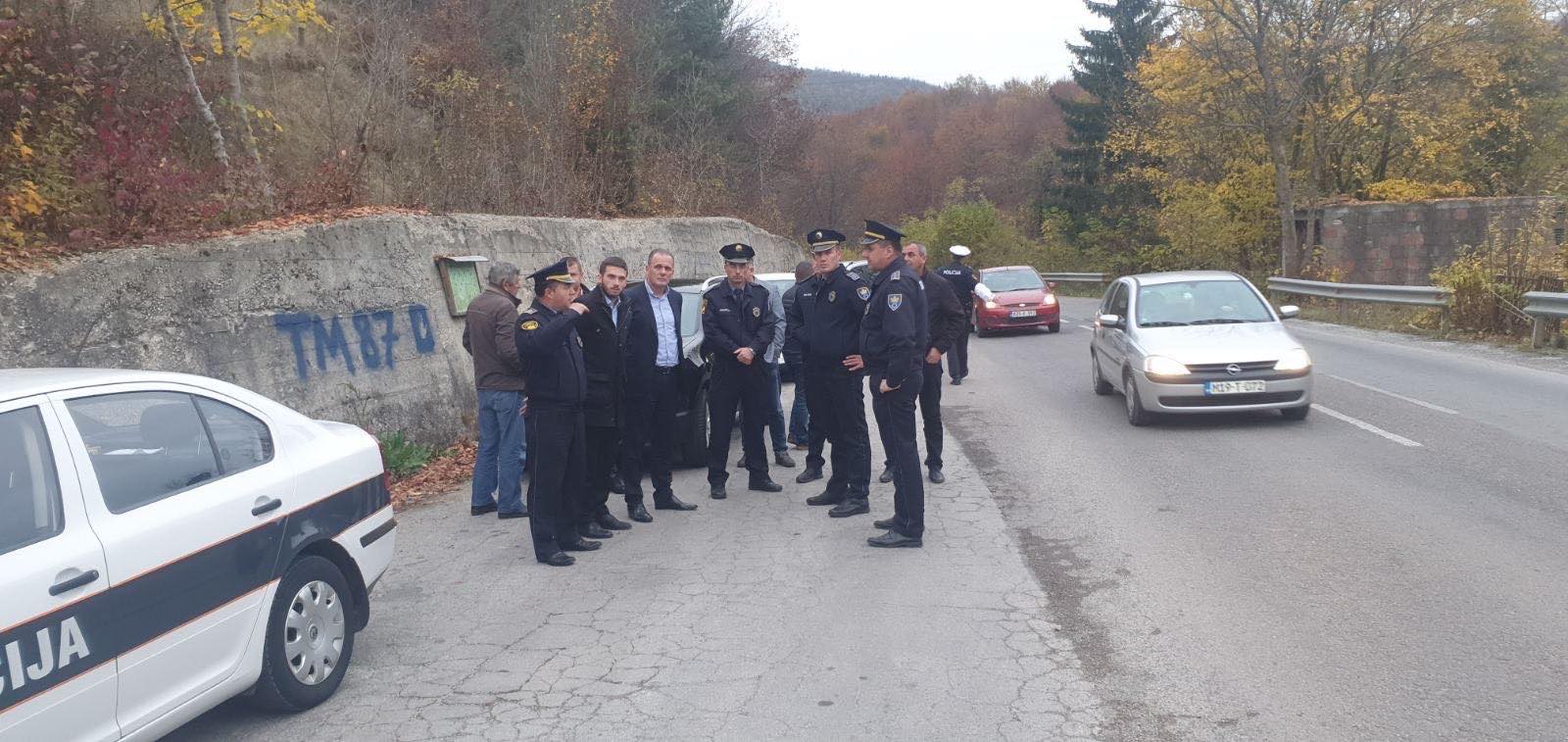 (FOTO) Ministri Dario Pekić i Arnel Isak posjetili četiri lokacije u Visokom: Hitno riješiti probleme ceste Visoko-Kiseljak, sigurnost građana najvažnija