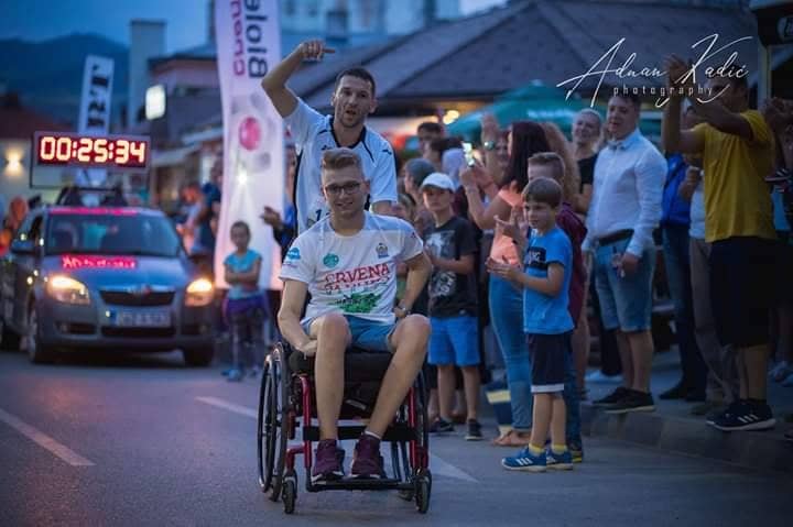 (FOTO) Visočanin i Kakanjac čiji kilometri znače život: Esmina i Haruna ni invalidska kolica ne zaustavljaju da se utrkuju sa svojim snovima