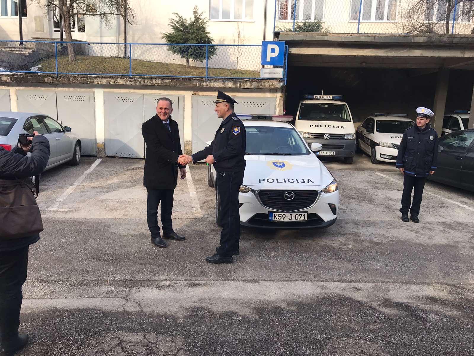 Ministar Dario Pekić uručio novo službeno vozilo Policijskoj stanici Olovo