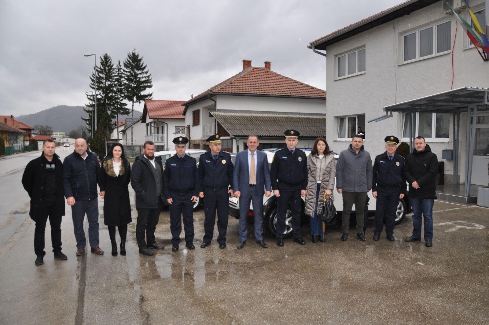 Ministar Dario Pekić uručio službena vozila PS Tešanj i Maglaj
