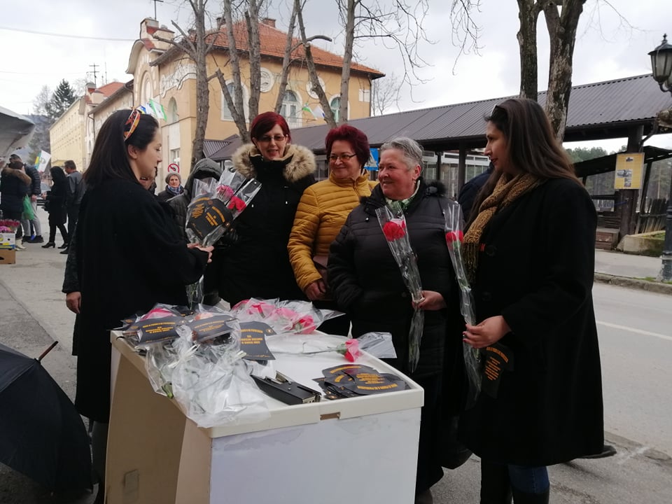 (FOTO) Uličnom akcijom u Visokom počeo mjesec ženskog romskog aktivizma: Moje je pravo, a ne privilegija