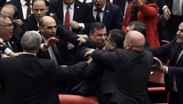 Opća tuča u turskom parlamentu zbog Erdogana i Sirije
