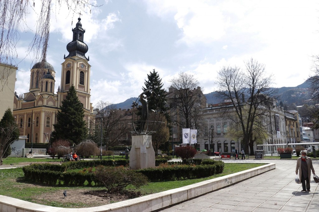 FOTO / Pandemija i lijepo vrijeme u Sarajevu: Radnje zatvorene, rijetki šetaju i piju kafu iz termosice u parku