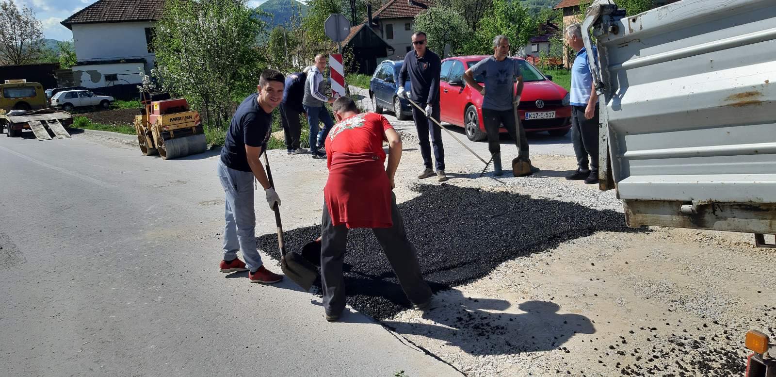 (FOTO) Mještani Mulića skupili novac i sami asfaltirali cestu u svom naselju: Dok dočekaš vlast i tendere, uradi sam