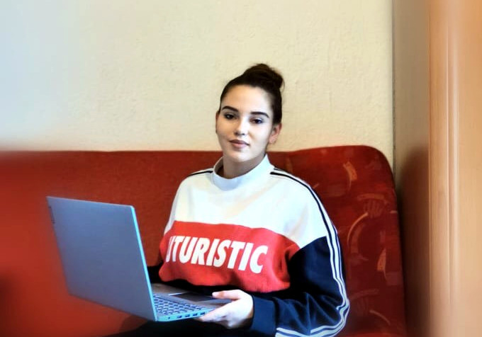 Romski studenti i studentice iz Visokog i cijele BiH dobili nove laptope zahvaljujući Udruženju “Obrazovanje grad BiH”