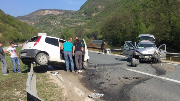 Visočanin teško povrijeđen u saobraćajnoj nesreći kod Zenice, vatrogasci izvlačili vozača iz vozila