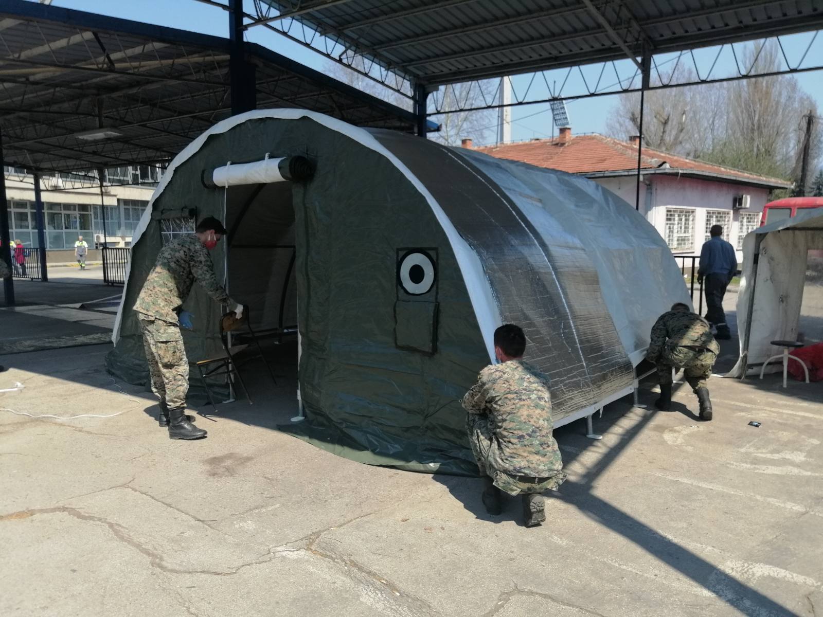 (FOTO) KUCZ ZDK dobila od Oružanih snaga BiH dva šatora i 200 kreveta sa ćebadima