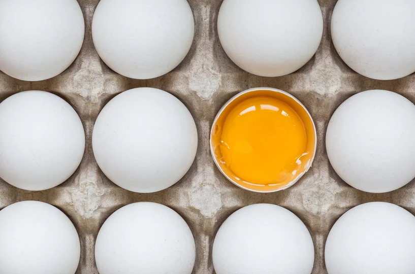 Da li je sigurno jesti jaja sa crvenim mrljama, čudnim ljuskama, duplim žumancima…