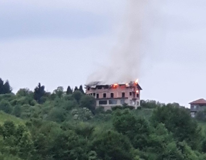 Požar u naselju Prijeko: Gorio krov na objektu, vatrogasci intervenirali