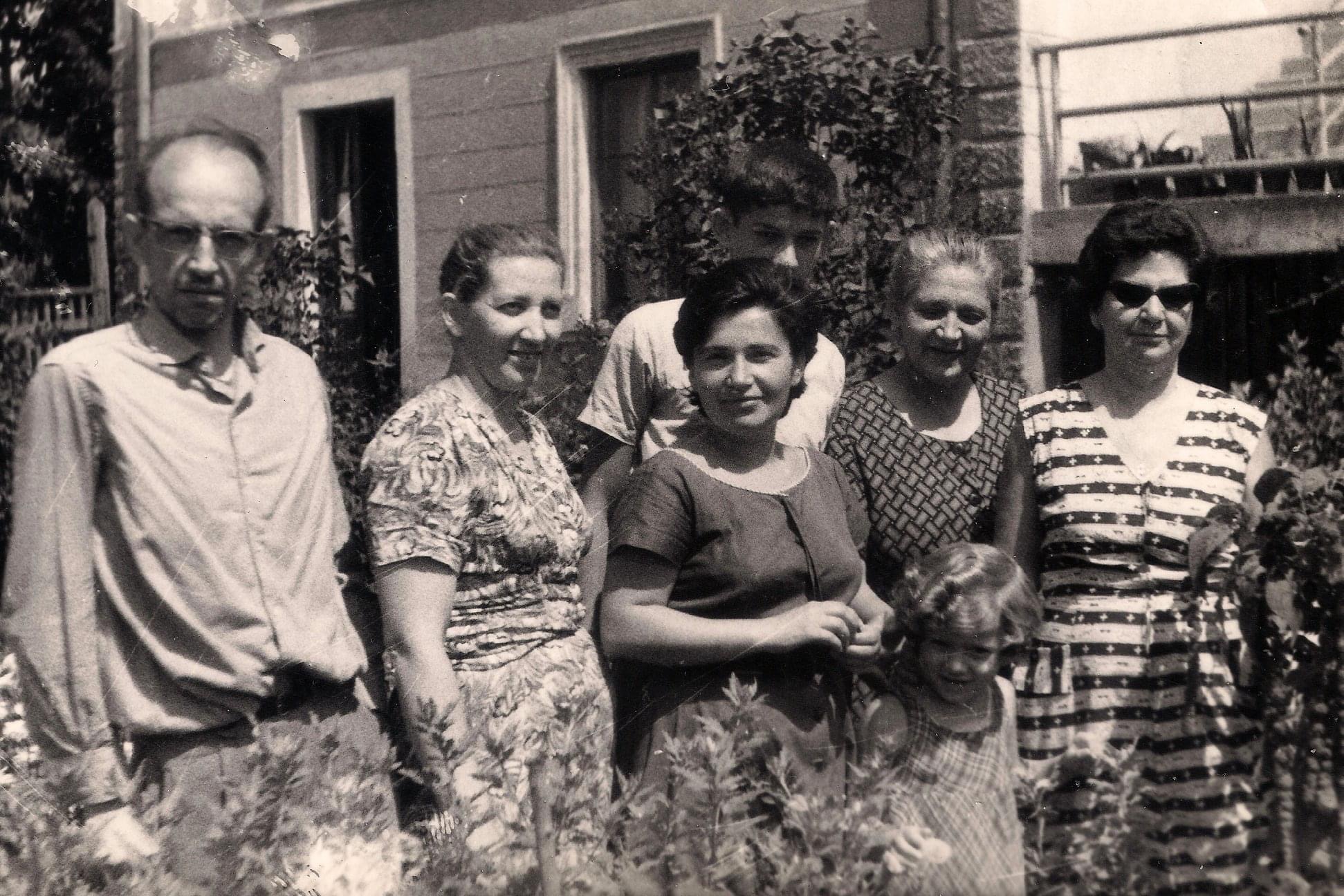 Tragom starih fotografija: Dvije porodice – komšije, pod jednim krovom – nekada