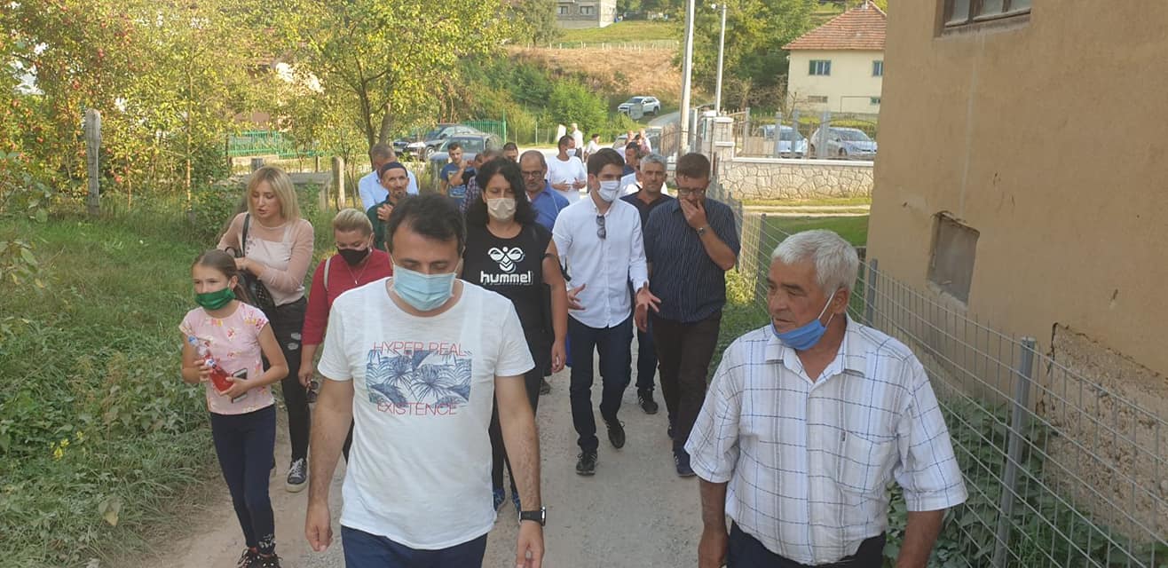 (FOTO) Mirza Ganić posjetio stanovnike Liješeve: Obećanja nisu ispunjena, mještani nemaju vodu