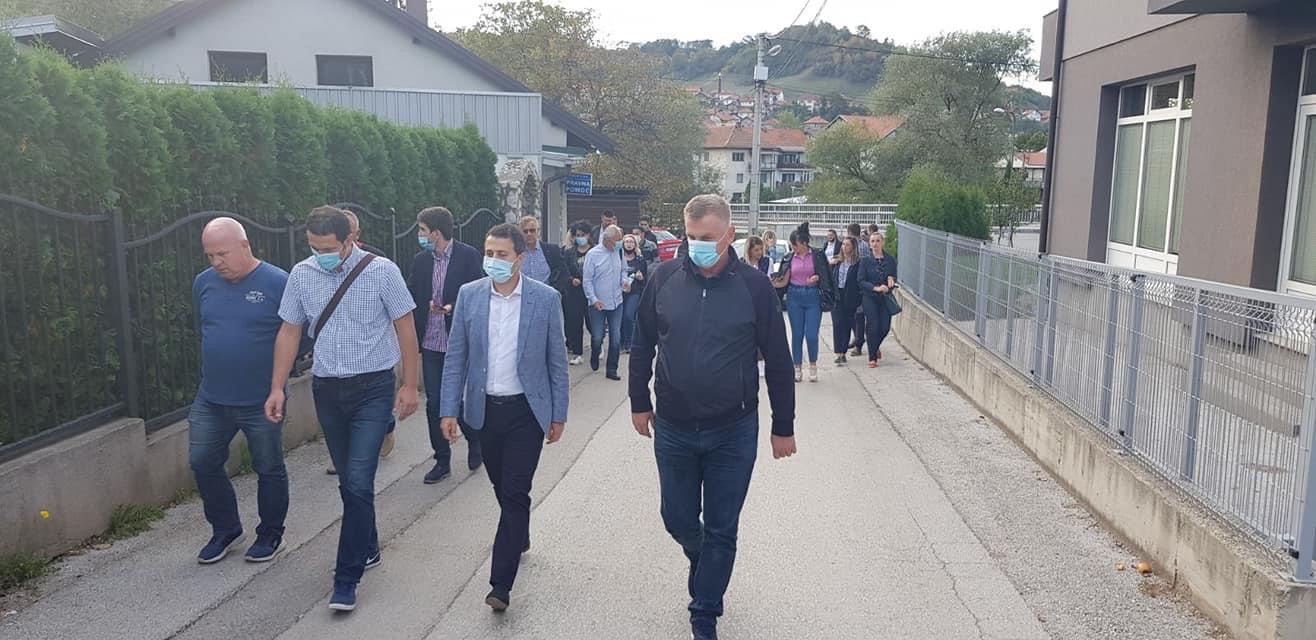 FOTO / Premijer Mirza Ganić i Esad Semić posjetili MZ Centar