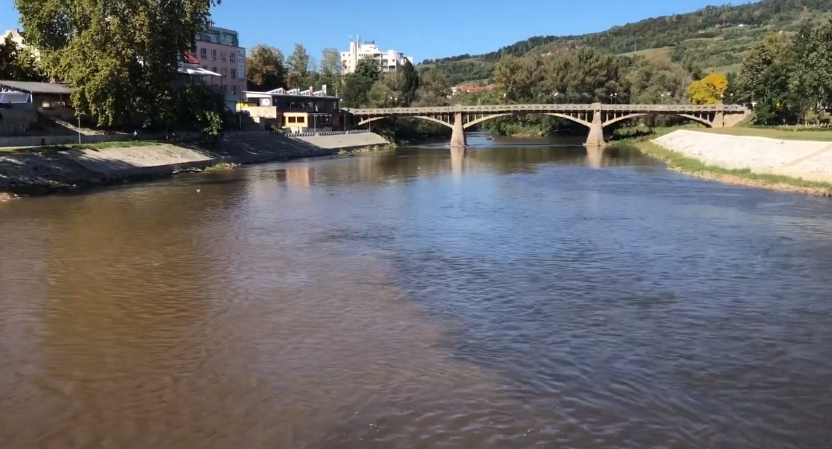 (VIDEO) Fojnica i Bosna u ‘različitim bojama’: Snimak rijeka u Visokom sa druge strane obale