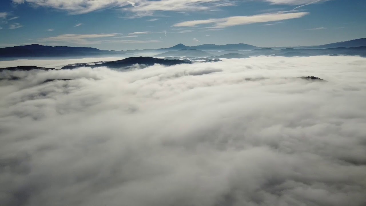 (VIDEO) Pala magla do pola grada: Let u jesenje visočko jutro kroz objektiv Bojana Krajišnika