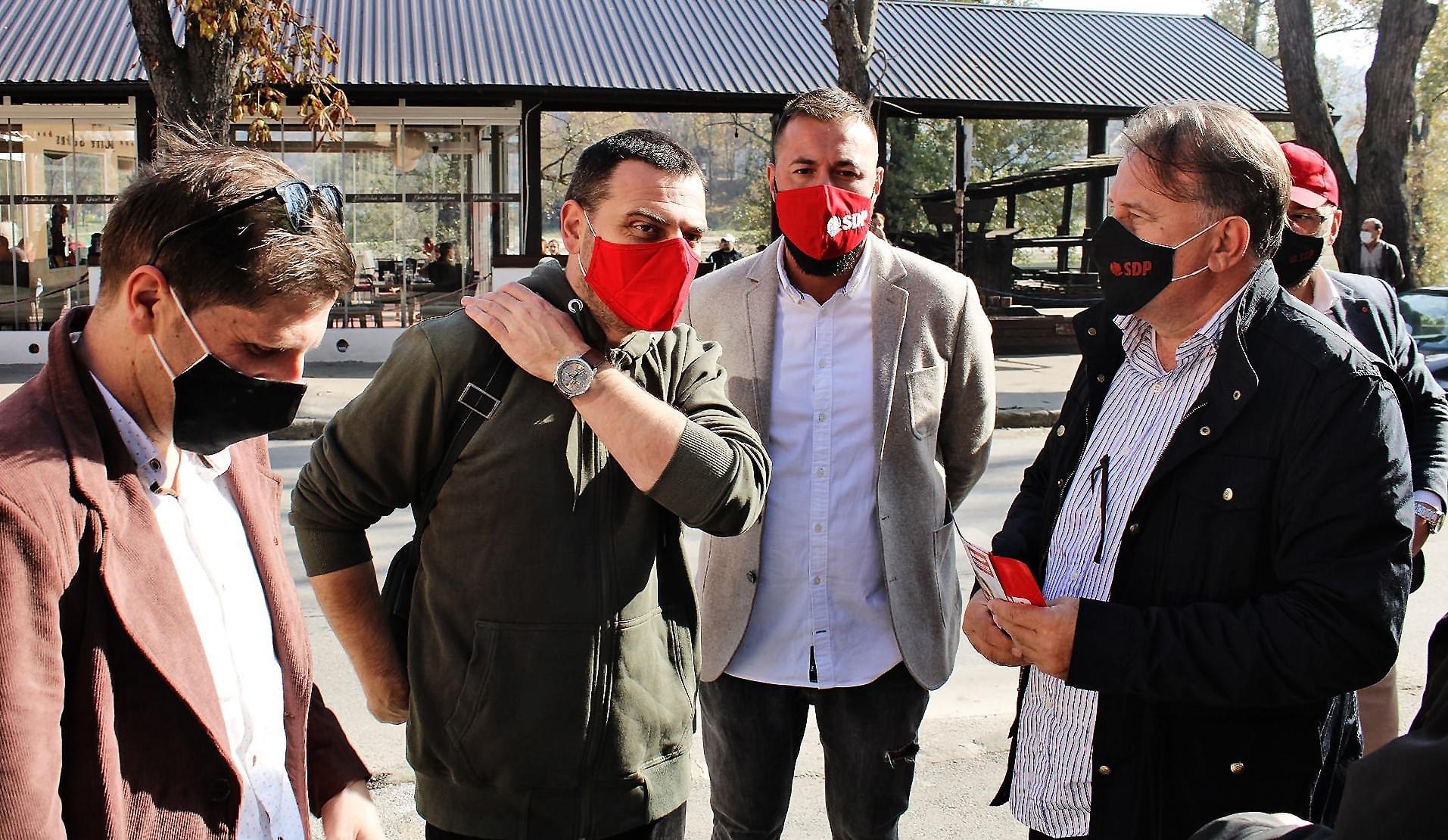 (FOTO) SDP Visoko: Nermin Nikšić i Saša Magazinović razgovarali sa građanima i građankama Visokog