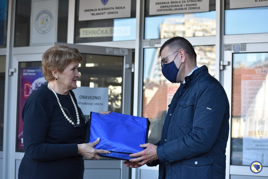 NFS BiH: Pokloni za učenike Srednje škole za stručno obrazovanje Zenica