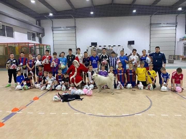 Dječake FK Liješeva vrijednom donacijom obradovala porodica Džinalić iz Holandije