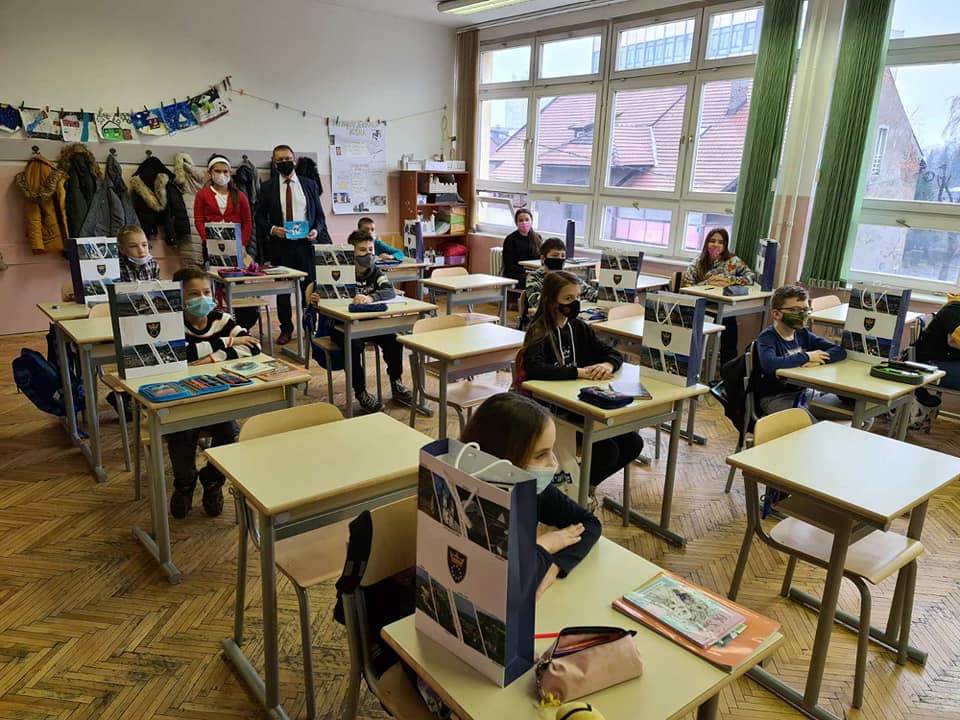 Nakon video-želje učenice OŠ “Miroslav Krleža”, ministar ih posjetio, razgovarali i poklonio im knjige