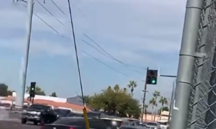Sukob na semaforu: Vozač skakao po autu, drugi mu brutalno vratio