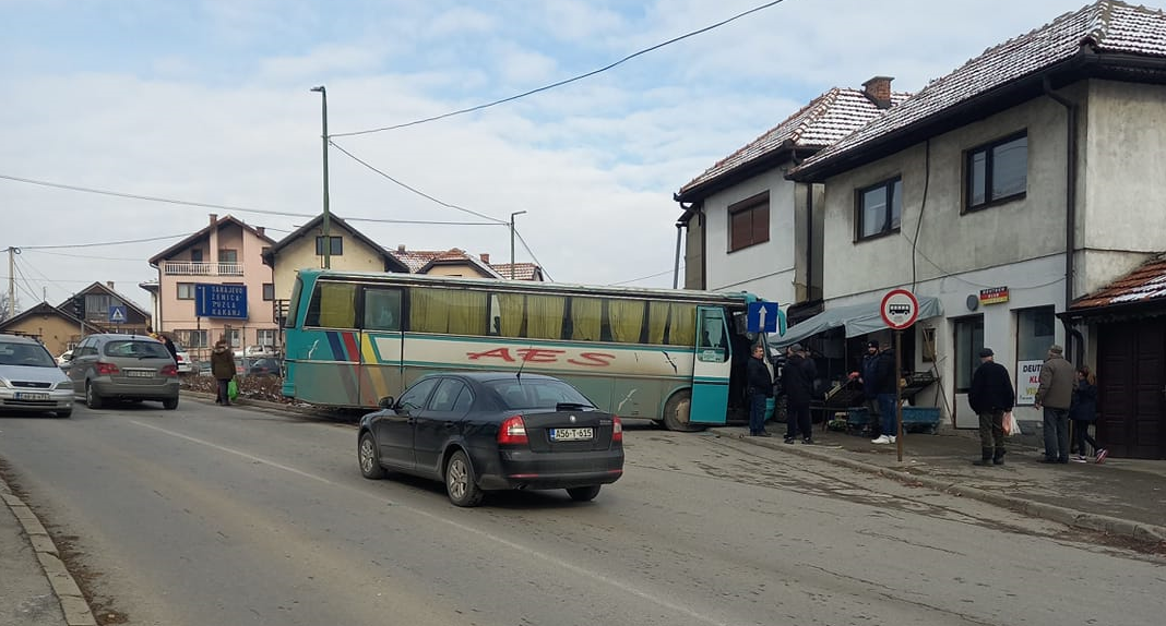 (FOTO) Školski autobus udario u trgovinu na Kraljevcu, policija na terenu
