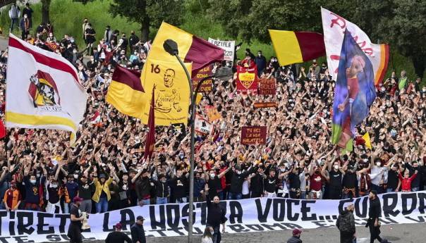 Pogledajte kako su navijači Rome pozdravili igrače uoči ključne utakmice