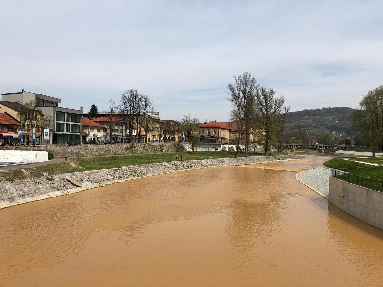 Opet se ponavlja / Mutna rijeka Fojnica se ulijeva u bistru Bosnu