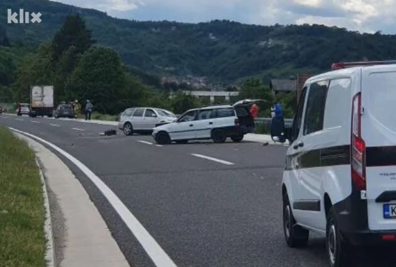 (FOTO+VIDEO) Sudar tri vozila na autoputu kod Visokog, obustavljen saobraćaj prema Zenici
