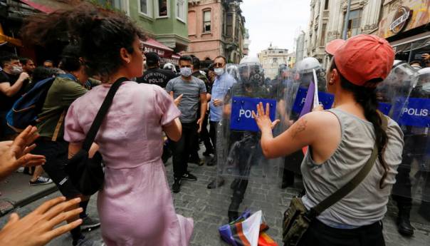 Policija u Turskoj ispalila suzavac na učesnike gej parade