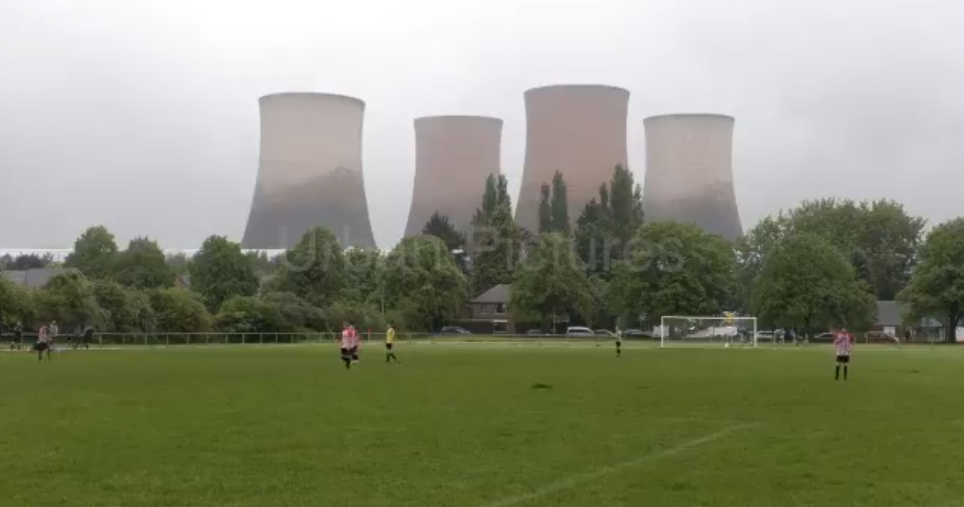 VIDEO / Fudbalsku utakmicu prekinulo rušenje dimnjaka gradske elektrane