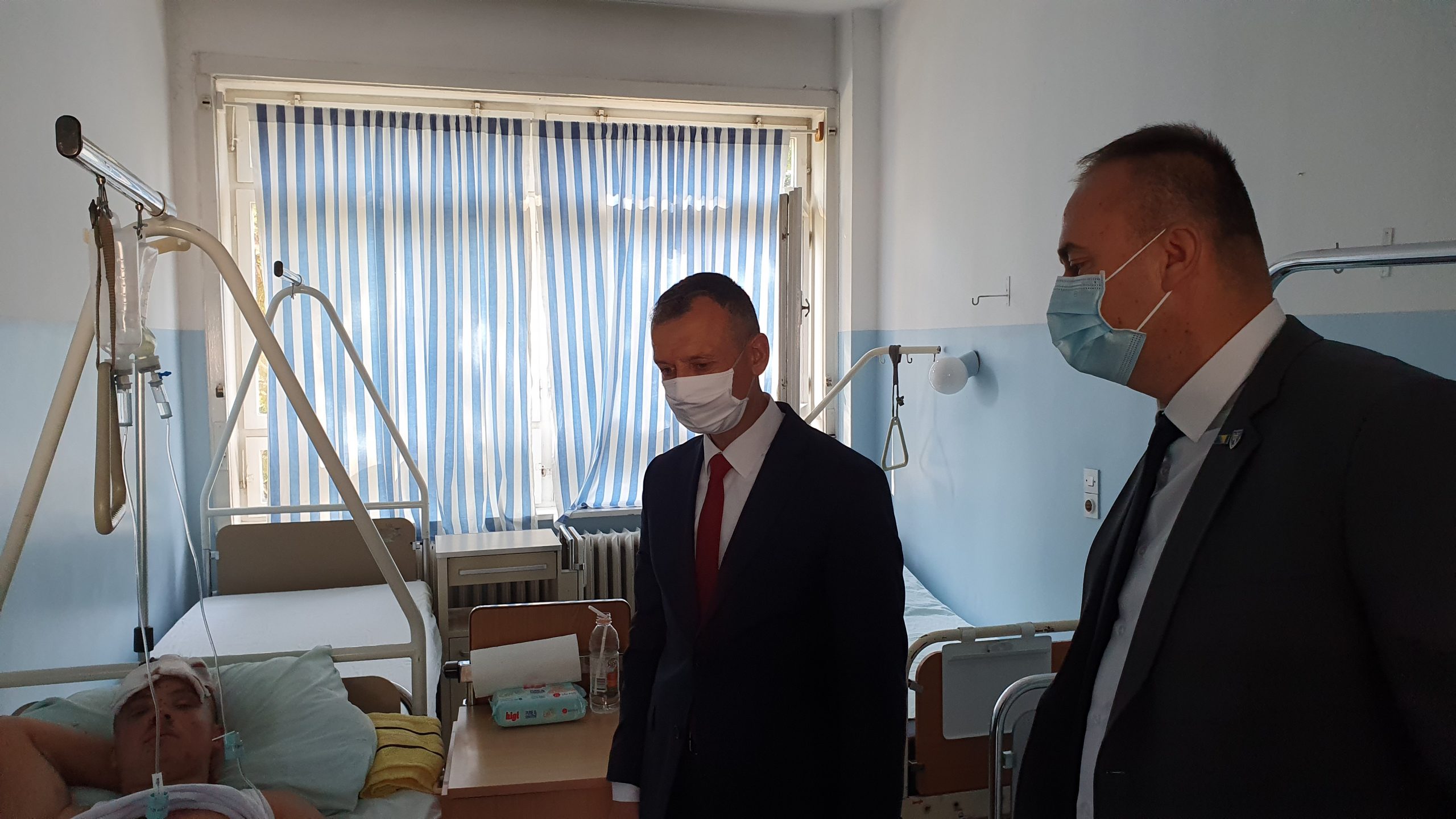 Predsjedavajući Skupštine Huskić i zamjenik premijera Čolaković posjetili Nezira Memčića u Kantonalnoj bolnici Zenica