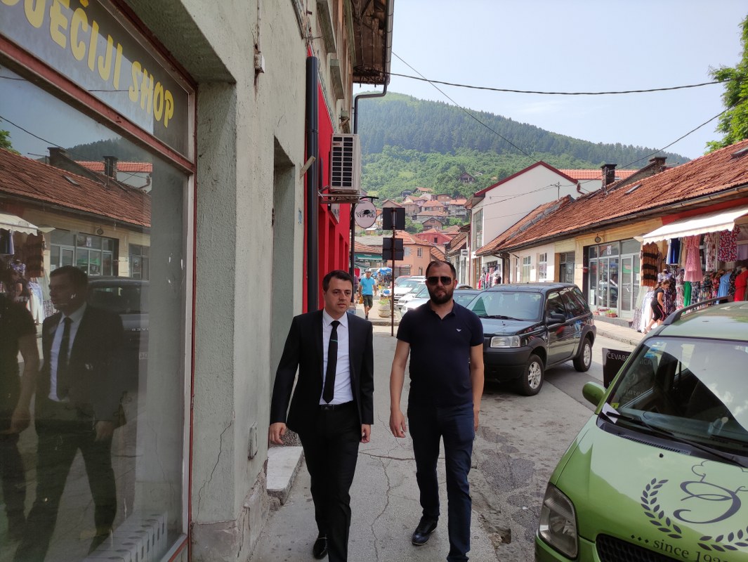Gradonačelnik Ganić i protojerej Miljan Rađenović u šetnji visočkim ulicama