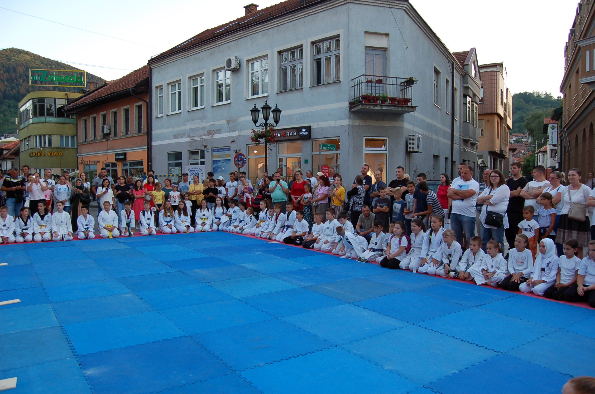 (FOTO) Članovi TKD “BOSNA” nastupili ispred Gradske uprave Visoko i prezentovali olimpijsku tae kwon do vještinu