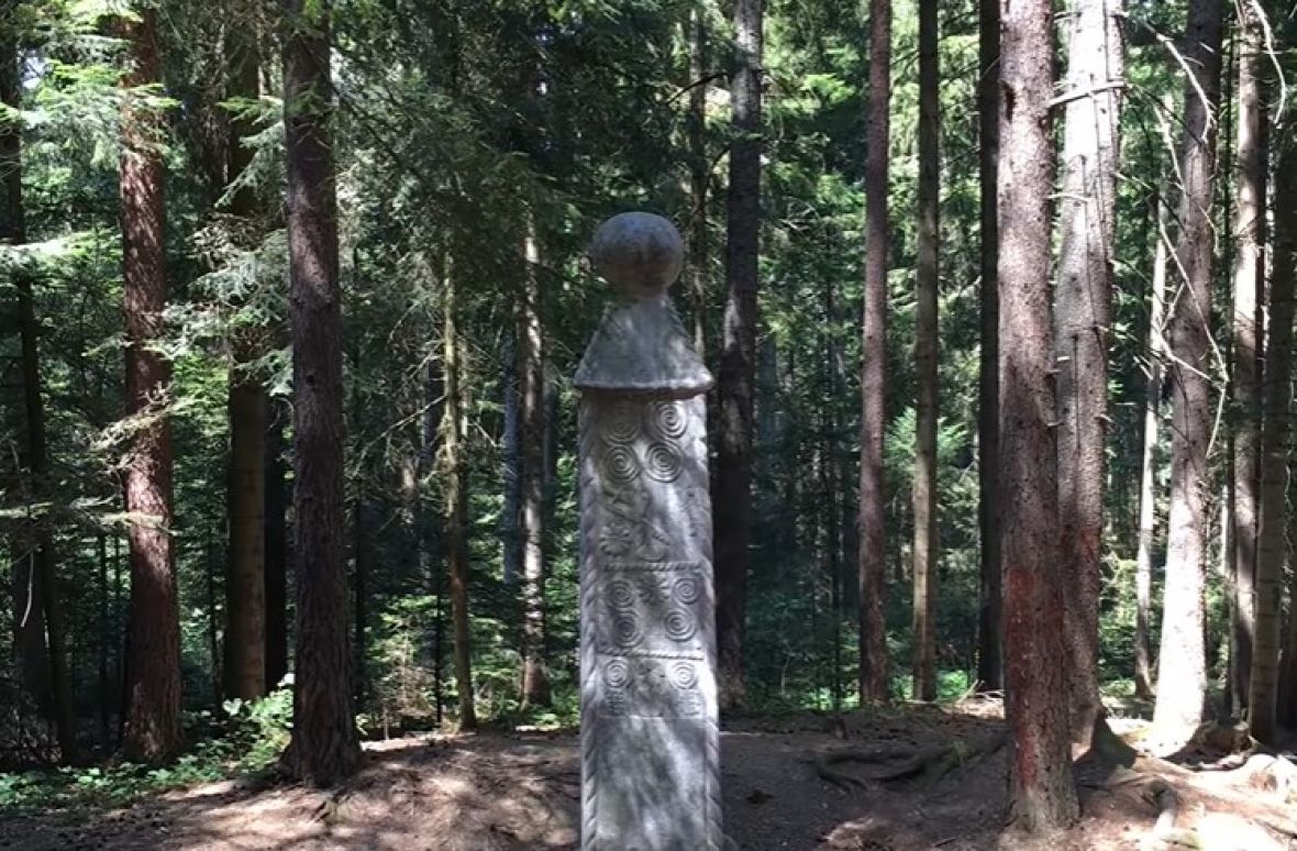 Brojne su legende i priče o Obelisku u šumi kod Olova